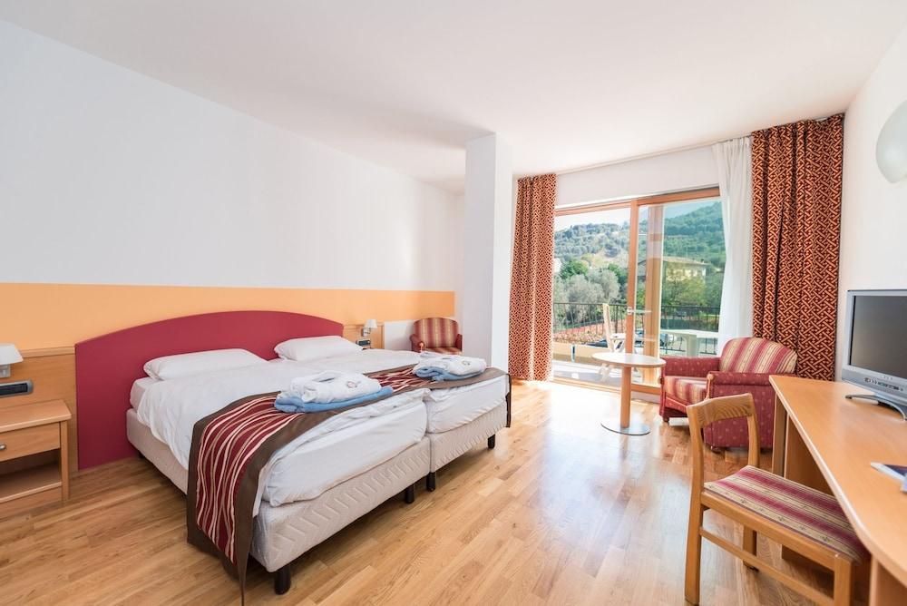 Baia Hotel 4*